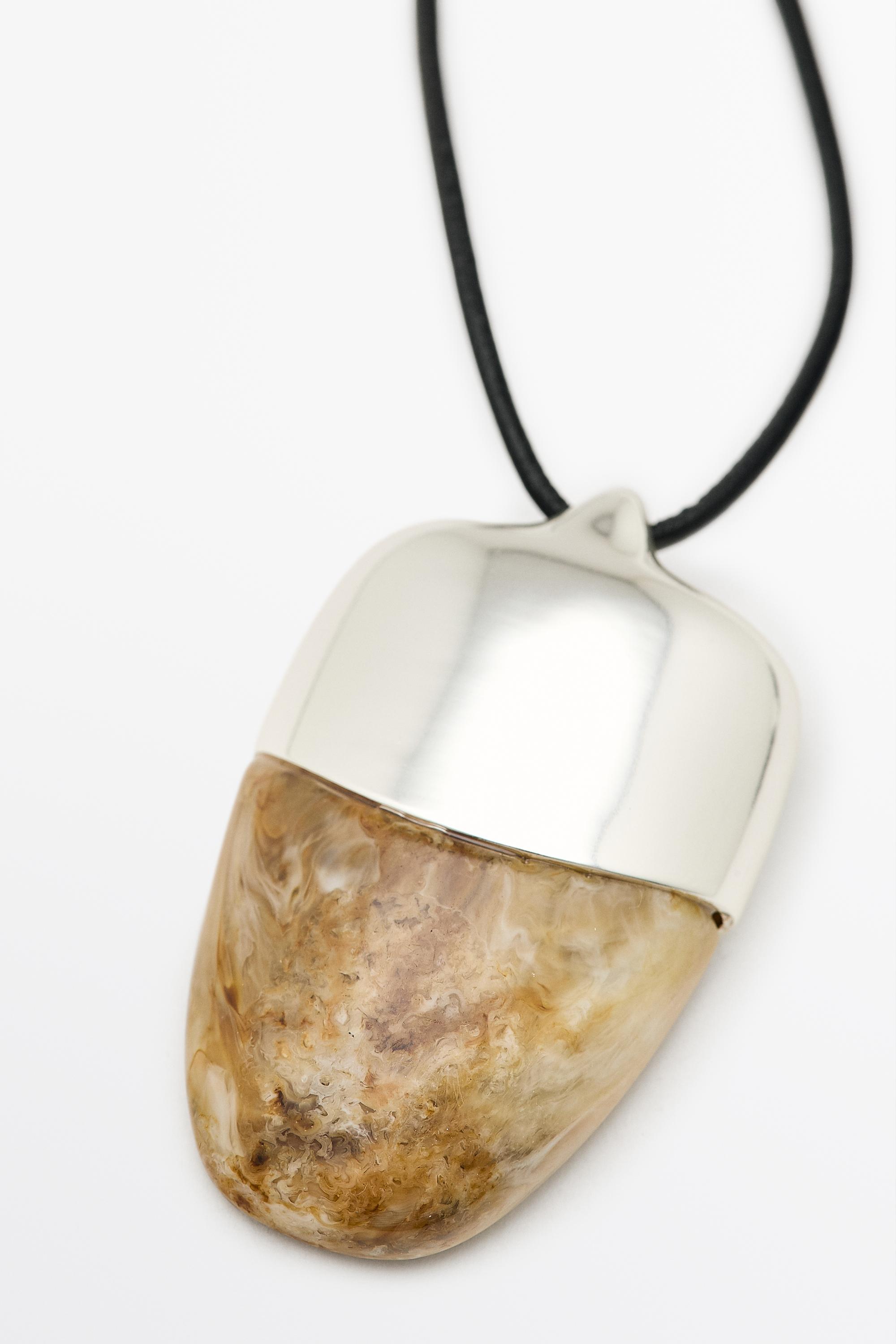 Marbled pendant necklace